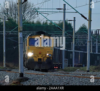 Freightliner Diesellok 66616 runden die Kurve aus der West Coast Main Line in Hartford Kreuzung in Cheshire mit einem Zug der leeren Stein Wagen Stockfoto