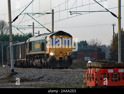 Freightliner Diesellok 66616 Blätter der West Coast Main Line in Hartford Kreuzung in Cheshire mit einem Zug der leeren Stein wagen. Stockfoto