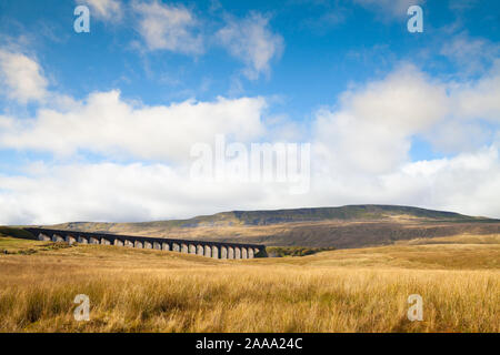 Ribblehead Viadukt mit whernside Hügel im Hintergrund in den Yorkshire Dales in England Stockfoto