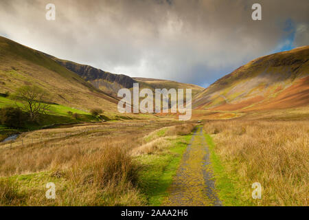 Der Wanderweg führt in Cautley Auswurfkrümmer Britains höchsten Wasserfall Cumbria England Stockfoto