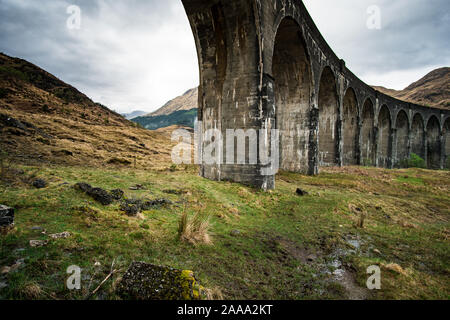 Das Glenfinnan Viadukt. Ein Eisenbahnviadukt auf der West Highland Line in Glenfinnan, Inverness-shire, Schottland. Stockfoto
