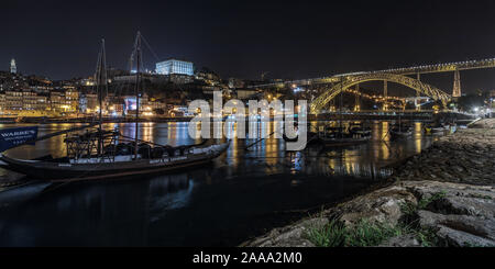 Rabelo traditionelle Boote für Wein Transport auf dem Fluss Douro, Porto, mit der Dom Luís I Brücke im Hintergrund. Stockfoto