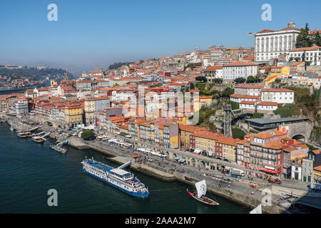 Blick vom Dom Luis I Brücke die Beaufsichtigung der Ribeira und den Fluss Douro. Porto, Portugal Stockfoto