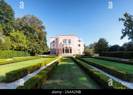 Serralves, ein Museum für moderne Kunst, ein Haus aus dem Jahr 1950 und ein Park voller kleiner Ecken, die es zu erkunden gilt, sind eine der meistbesuchten Attraktionen in Porto. Stockfoto