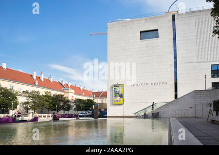 Wien, Österreich - 17. September 2019: Museumsquartier in Wien. Es ist die Heimat von großen Kunstmuseen wie dem Leopold Museum und dem MUMOK, Museum der Modus Stockfoto