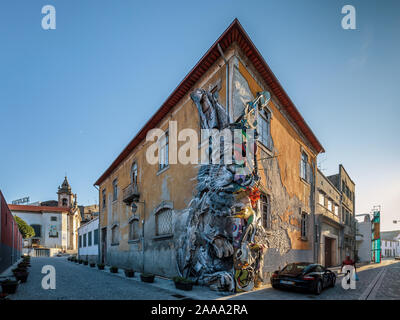 Die Hälfte Kaninchen von Bordalo II, eine Straße Kunst Skulptur recycling Stadt verweigern in Vila Nova de Gaia, Porto, Portugal Stockfoto