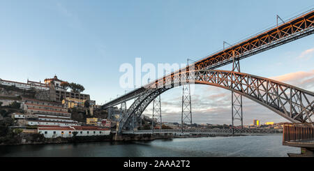 Der Dom Luis I Brücke überspannt den Fluss Douro nach Ribeira Bezirk UNESCO World Heritage Site, Porto, Douro, Portugal, Europa Stockfoto