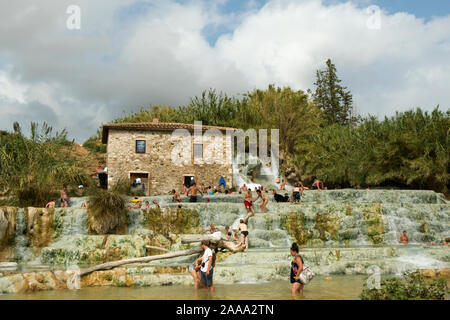 Saturnia, Grosseto/Italien, 23. September 2019: Touristische baden an natürlichen Spa mit Wasserfälle und heiße Quellen Therme von Saturnia in der Toskana. Stockfoto