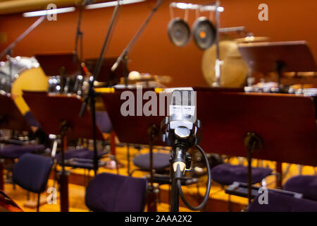 Mikrofon mit einem Stand in der Nähe. Instrumente der Orchester in der Philharmonie. Prag, 15.11.2019 Stockfoto