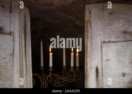 Candle Sticks mit Kerzenlicht in der Eingang zu einem Gewölbekeller Stockfoto