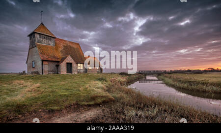 Der hl. Thomas Becket Kirche, auch als Fairfield Kirche in Romney Marsh Kent auf eine Herbst Sonnenaufgang morgen bekannt. Stockfoto