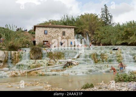 Saturnia, Grosseto/Italien, 23. September 2019: Touristische baden an natürlichen Spa mit Wasserfälle und heiße Quellen Therme von Saturnia in der Toskana. Stockfoto