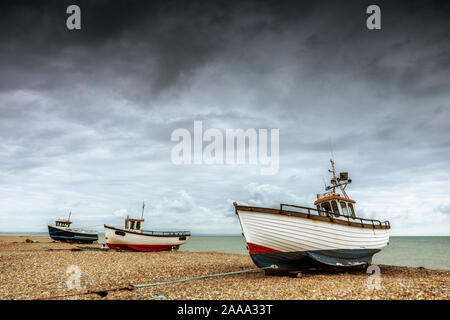 Fischerboote auf dem Kiesstrand in Dungeness, Kent, Großbritannien Stockfoto