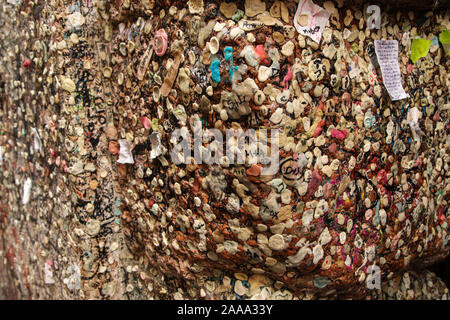 Die Details der vielen Kaugummi klebte an der Wand des Hauses des Julia in Verona. Symbol der Arroganz und der Vandalismus der Touristen. Stockfoto