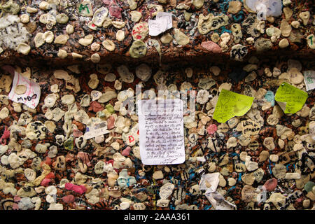 Die Details der vielen Kaugummi klebte an der Wand des Hauses des Julia in Verona. Symbol der Arroganz und der Vandalismus der Touristen. Stockfoto