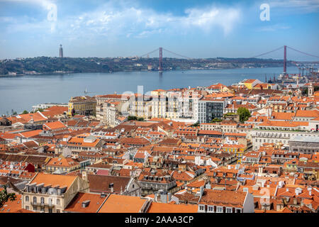 Der Blick vom Castelo de São Jorge Schloss Portugal Lissabon Der 25 de Abril Brücke über den Fluss Tejo und das Heiligtum von Christus, dem König, Statue Stockfoto