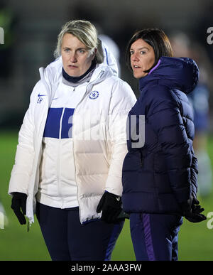 Chelsea manager Emma Hayes (links) und Tottenham Hotspur manager Karen Hügel während der Frauen Continental Cup Gruppe D Match im Cherry Red Records Stadium, London. Stockfoto