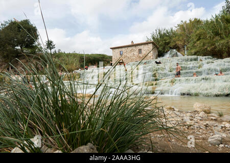 Saturnia, Grosseto/Italien, 23. September 2019: Touristische baden an natürlichen Spa mit Wasserfälle und heiße Quellen Therme von Saturnia in der Toskana. Stockfoto