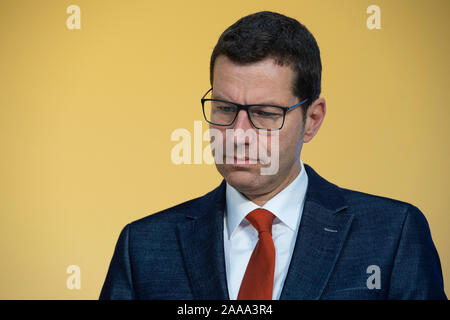 Thomas EISKIRCH, Bürgermeister von Bochum, Portraet, PortrÃ t, Porträt, 7/8-Einzelbild, einziges Motiv, die Inbetriebnahme der neuen mega Paketzentrum der Deutschen Post DHL in Bochum, 18.11.2019. | Verwendung weltweit Stockfoto