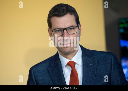 Thomas EISKIRCH, Bürgermeister von Bochum, Porträt, Porträt, Porträt, 7/8-Einzelbild, Einzelbild, Inbetriebnahme der neuen mega Paketzentrum der Deutschen Post DHL in Bochum, 18.11.2019. | Verwendung weltweit Stockfoto