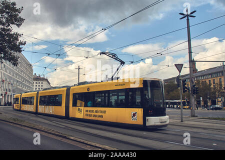 Gelbe Tram fahren auf einer Straße der Stadt Stockfoto