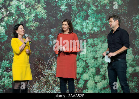 Katrin GÖRING-Eckardt, Fraktionsvorsitzenden Bündnis 90/Die Grünen im Deutschen Bundestag, bei ihrer Rede, Annalena BAERBOCK, Bundesvorsitzender Bündnis 90/Die Grünen, Robert Habeck, Bundesvorsitzender Bündnis 90/Die Grünen, 44. Ordentliche Delegation des Bundes Konferenz der Bündnis 90/Die Grünen in der Stadthalle Bielefeld vom 15.-17.11.2019 | Verwendung weltweit Stockfoto