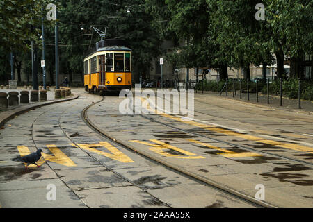 Ein Bild von den typischen gelben Straßenbahn in Mailand, Italien, vorbei durch die Innenstadt. Stockfoto