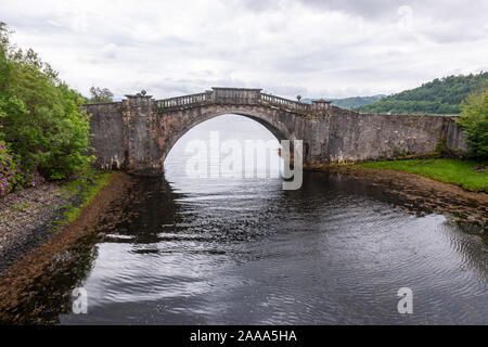 Garron Brücke, ein Steinbogen Brücke über den Gearr Abhainn an der Spitze der kleinen Loch Shira, Inveraray, Argyll und Bute, Schottland, Großbritannien Stockfoto