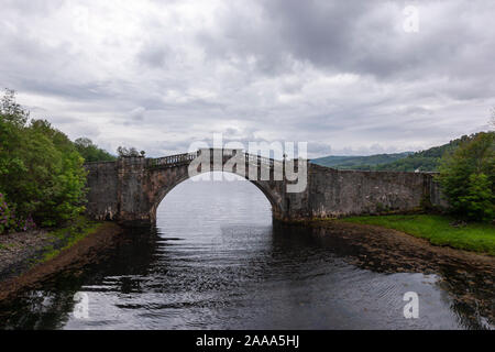 Garron Brücke, ein Steinbogen Brücke über den Gearr Abhainn an der Spitze der kleinen Loch Shira, Inveraray, Argyll und Bute, Schottland, Großbritannien Stockfoto