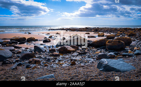 Felsen auf Criccieth Beach, North Wales Stockfoto