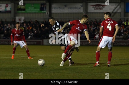 DARLINGTON, ENGLAND - 20. NOVEMBER Stephen Thompson von Darlington und James Clarke von Walsall während der FA Cup Match zwischen Darlington und Walsall Blackwell Wiesen, Darlington am Mittwoch, dem 20. November 2019. (Quelle: Chris Booth | MI Nachrichten) Credit: MI Nachrichten & Sport/Alamy leben Nachrichten Stockfoto