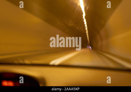 Tunnel von einem Auto während der Fahrt durch it - verschwommenes Sehen Stockfoto