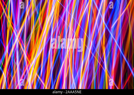 Bunte Lichter auf der langen Exposition mit Motion Hintergrund, Abstrakt leuchtenden bunten Linien, Slow Shutter Stockfoto