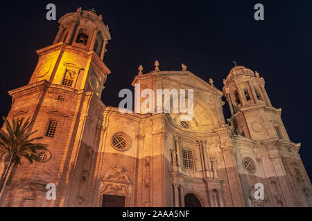 Wundervolle Kathedrale im neoklassizistischen Stil der antiken Stadt Cadiz. Eine der wichtigsten Sehenswürdigkeiten in Andalusien, Spanien. Stockfoto