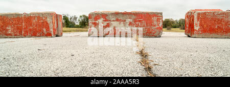 Schwerbeton Straßensperren blockiert Autobahn oder die Straße. Hindernis, Sackgasse oder Behinderung Konzept zum Fortschritt. Panoramablick auf das Banner. Stockfoto