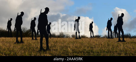 M 40 Soldaten - Skulptur auf dem Hügel im Aston Rowant Nature Reserve, Kennzeichnung, 101 Jahre seit dem Ende des WW1 für Remebrance Day. Bis 24/11/19 zeigen Stockfoto