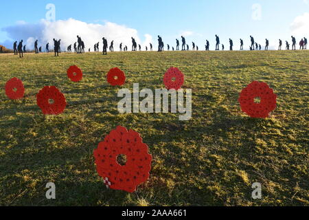 M 40 Soldaten und Poppy Kränze - Skulptur auf dem Hügel im Aston Rowant Nature Reserve, Kennzeichnung, 101 Jahre seit dem Ende des Zweiten Weltkrieges 1. Bis 24/11/19 zeigen Stockfoto