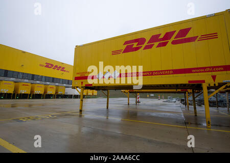 Bochum, Deutschland. Nov, 2019 18. Äußere des Paketzentrums mit Ladebrücken, Container Lkw-Rampen. Die Inbetriebnahme der neuen mega Paketzentrum der Deutschen Post DHL in Bochum, 18.11.2019. | Verwendung der weltweiten Kredit: dpa/Alamy leben Nachrichten Stockfoto