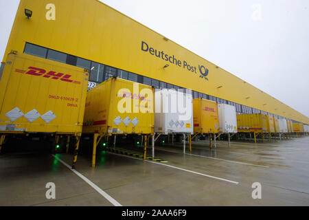 Bochum, Deutschland. Nov, 2019 18. Äußere des Paketzentrums mit Ladebrücken, Container Lkw-Rampen. Die Inbetriebnahme der neuen mega Paketzentrum der Deutschen Post DHL in Bochum, 18.11.2019. | Verwendung der weltweiten Kredit: dpa/Alamy leben Nachrichten Stockfoto