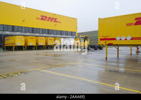 Bochum, Deutschland. Nov, 2019 18. Äußere des Paketzentrums mit Ladebrücken, Container Lkw-Rampen. Die Inbetriebnahme der neuen mega Paketzentrum der Deutschen Post DHL in Bochum, 18.11.2019. | Verwendung der weltweiten Kredit: dpa/Alamy leben Nachrichten Stockfoto