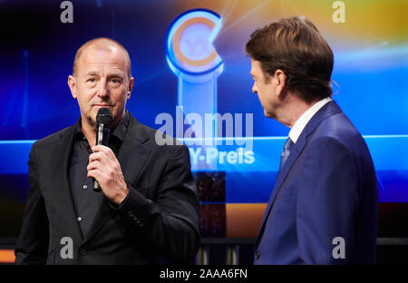 20 November 2019, Berlin: Heino Ferch (l) spricht neben Moderator Rudi Cerne auf der Bühne bei der Vorstellung der "XY-Preis - Gemeinsam gegen das Verbrechen" im ZDF Hauptstadt Studio. Ferch ist Pate der Preisträger Vater und Sohn Rast. Sie erhalten eine von drei Auszeichnungen für beispielhafte Zivilcourage gegen das Verbrechen. Die Veranstaltung findet in der Datei Sequenznummer am 11. Dezember (ZDF/20.15) gemeldet werden. Foto: Annette Riedl/dpa Stockfoto