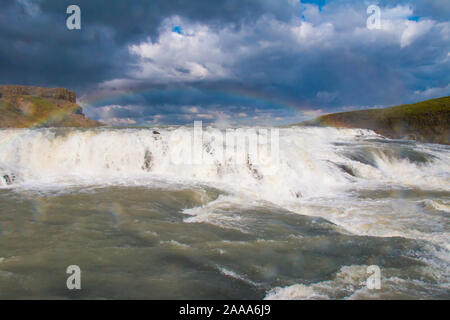 Gullfoss Wasserfall im Sommer auf der Hvítá Fluss gelegen, in der Nähe von Geysir, im Südwesten von Island mit Regenbogen Stockfoto