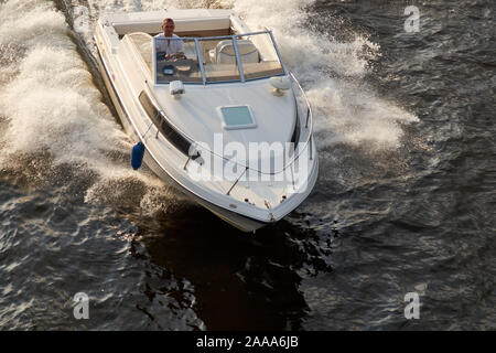 Man segeln auf einem Schiff auf dem Fluss Stockfoto