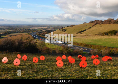 M 40 Soldaten und Poppy Kränze - Skulptur auf dem Hügel im Aston Rowant Nature Reserve, Kennzeichnung, 101 Jahre seit dem Ende des Zweiten Weltkrieges 1. Bis 24/11/19 zeigen Stockfoto