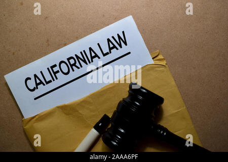 Kalifornien Gesetz in braunen Umschlag und Richter Hammer. Recht und Gesetz Konzept Stockfoto