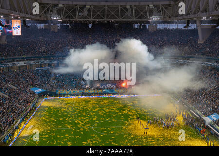 Fußballspiel in einem großen überfüllten Stadion Stockfoto