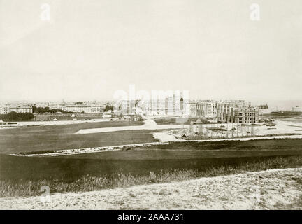 Blick nach Norden über den schnell wachsenden Bereich der Devonshire Park in Brighton an der Küste von East Sussex, England, UK C. 1875. Die Straßen sind im Bau und Gerüstbau gesehen für Gehäuse rund um die Compton Street und Wilmington Square errichtet werden. Die Wintergärten werden gebaut (Mitte) mit Devonshire Park (jetzt umbenannt in Devonshire Quartal) auf der linken Seite. Auf der rechten Seite ist die Martello Tower und das Meer und die Pier auch gesehen werden kann. Stockfoto