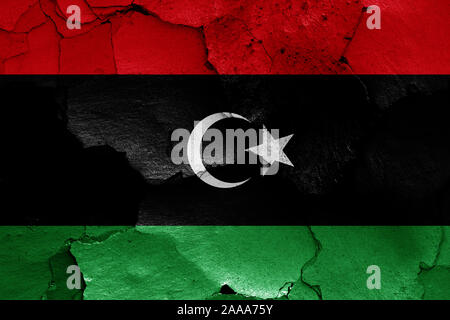 Flagge Libyen auf gerissene Wand gemalt Stockfoto