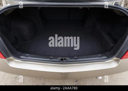 Auto goldene Farbe mit offenen leer Trunk Stockfoto