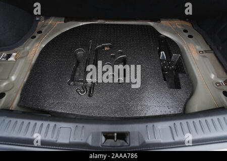 Auto goldene Farbe mit offenen leer Trunk Stockfoto
